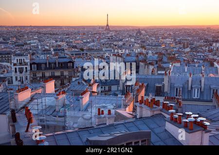 Panoramablick von Montmartre über die Dächer von Paris bei schönem rosa Sonnenaufgang, Paris, Frankreich Stockfoto