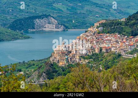 Panoramablick auf Colledimezzo, das wunderschöne Dorf in der Provinz Chieti, den Abruzzen, Zentralitalien. Stockfoto
