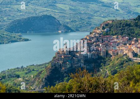 Panoramablick auf Colledimezzo, das wunderschöne Dorf in der Provinz Chieti, den Abruzzen, Zentralitalien. Stockfoto