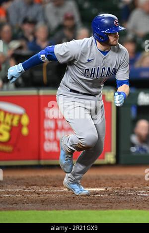 Der linke Feldspieler Ian Happ (8) der Chicago Cubs erreicht während des MLB-Spiels zwischen den Chicago Cubs und eine Einzelplatzplatznummer in der Spitze des siebten Inning Stockfoto