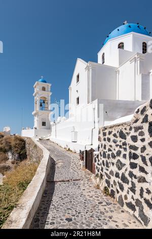 Pfad zur weißen Kirche auf Santorini, Griechenland. Stockfoto