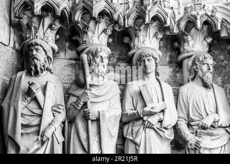 Skulpturenbilder der Heiligen Apostel an der Wand der Fassade der Kathedrale Saint Fin Barre in Cork, Irland. Die Apostel Andrew, James Major, Th Stockfoto