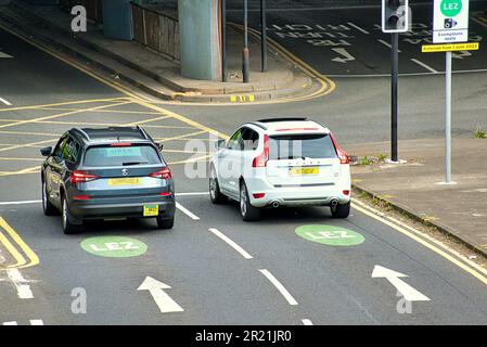 Glasgow, Schottland, Vereinigtes Königreich, 16. Mai 2023. DIE VORBEREITUNG VON LEZ Low Emission Zones zeigt Straßenschilder und lackierte Wegbeschreibungen zusammen mit Straßenwerbung, um sich auf das feine Startdatum am 1. Juni in Städten in ganz Schottland vorzubereiten. Credit Gerard Ferry/Alamy Live News Stockfoto