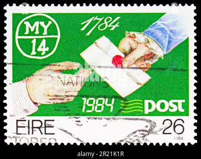 MOSKAU, RUSSLAND - 08. APRIL 2023: In Irland gedruckte Briefmarke zeigt Hands Passing Letter, Bicentenary of the Irish Post Office Series, circa 1984 Stockfoto