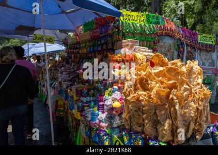 Mexico City, Mexiko, 07. Mai 2023: Chips und Chicharron Stall in Chapultepec Stockfoto