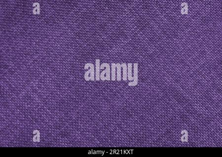 Gewebte Polsterung im Jacquard-Design, violette, grobe Gewebestruktur mit diagonalen Weblinien. Textilhintergrund, Möbeltextilien, Tapete, Hintergrund Stockfoto