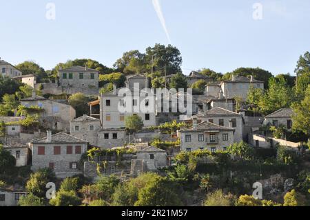 Ein Heimatdorf aus Stein auf einem Hügel im bergigen Griechenland Stockfoto