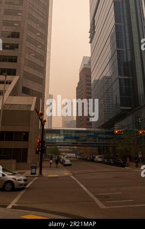 Calgary, Alberta, Kanada, 16. Mai 2023. Die starke Rauchbelastung durch die Brände im Norden Albertas ist heute in Calgary eingetroffen und hat die Stadt mit starker Rauchbelastung überzogen. Heute Morgen wurde eine Luftqualitätswarnung für die ganze Stadt ausgegeben. Kredit: Peter Llewellyn/Alamy Live News Stockfoto