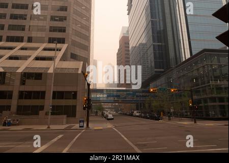 Calgary, Alberta, Kanada, 16. Mai 2023. Die starke Rauchbelastung durch die Brände im Norden Albertas ist heute in Calgary eingetroffen und hat die Stadt mit starker Rauchbelastung überzogen. Heute Morgen wurde eine Luftqualitätswarnung für die ganze Stadt ausgegeben. Kredit: Peter Llewellyn/Alamy Live News Stockfoto