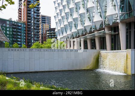 Dekoratives Wasserspiel mit Wasserfallkaskade auf dem Gelände der Botschaft der Vereinigten Staaten von Amerika. Neun Elms, London, England, Großbritannien Stockfoto