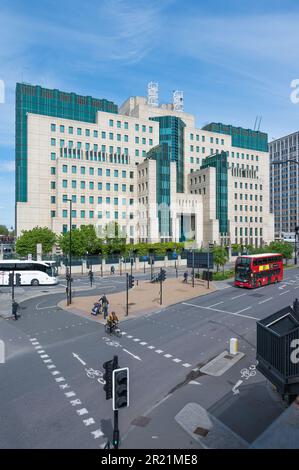 Außenansicht des SIS Building oder MI6 Building, Hauptquartier des Geheimdienstes auf Vauxhall Cross, Vauxhall, London, England, Vereinigtes Königreich Stockfoto