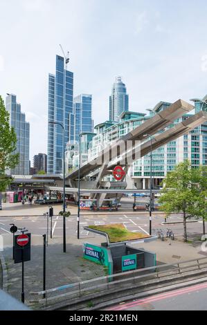 Bushaltestelle Vauxhall in der Nähe des Bahnhofs Vauxhall. Die beiden auskragenden Arme enthalten Solarpaneele. Wolkenkratzer im Hintergrund. London UK Stockfoto