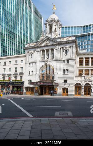 Victoria Palace Theatre, ein denkmalgeschütztes West End Theater der Kategorie II in der Victoria Street, gegenüber dem Bahnhof Victoria. London, England, Großbritannien Stockfoto