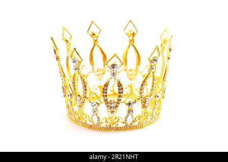 Eine goldene Krone isoliert auf weißem Hintergrund Stockfoto