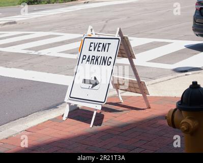 Lenexa, Kansas - 13. Mai 2023: Lenexa Art Fair, jährliche Veranstaltung in Johnson County, KS - Parkschild für Veranstaltung Stockfoto