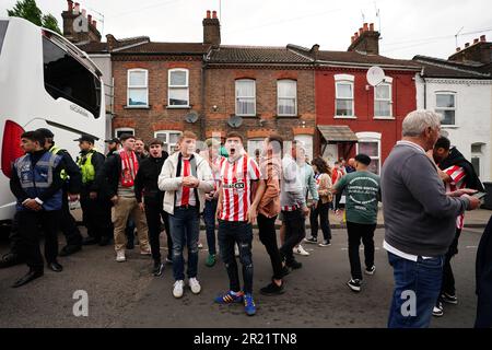 Die Sunderland-Fans kommen vor dem Halbfinalspiel der Sky Bet Championship in der Kenilworth Road, Luton, außerhalb des Bodens an. Foto: Dienstag, 16. Mai 2023. Stockfoto