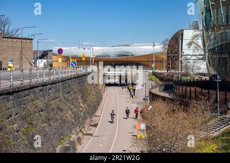 Zentrale Bibliothek Oodi am Ende der Fußgänger- und Radwege von Baana in einer ehemaligen Eisenbahn in Helsinki, Finnland Stockfoto