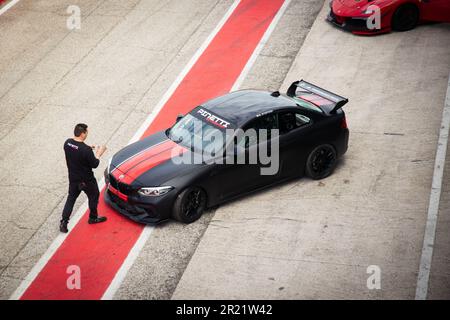 Autos auf der Rennstrecke in Misano Stockfoto