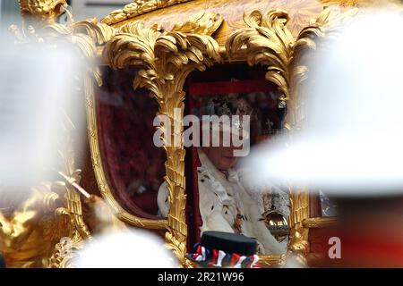 König Karl III. Nach seiner Krönung 2023 in der Gold State Coach. Stockfoto