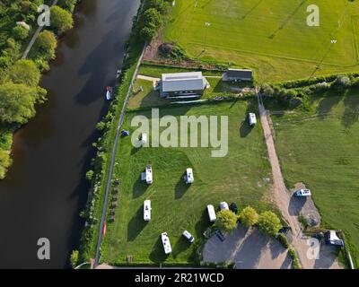 Hereford Herefordshire UK - Blick aus der Vogelperspektive auf den Campingplatz und den Wohnwagenpark am Fluss Wye in Hereford City - aufgenommen im Mai 2023 Stockfoto