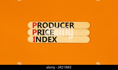 PPI-Symbol für den Preisindex der Erzeuger. Konzeptbegriffe PPI Erzeugerpreisindex auf Holzstäbchen. Schöner orangefarbener Tischhintergrund. Business und PPI P Stockfoto