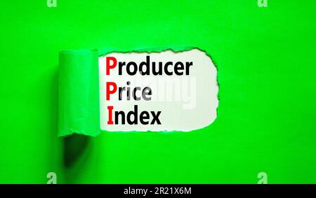 PPI-Symbol für den Preisindex der Erzeuger. Konzeptbegriffe PPI Erzeugerpreisindex auf schönem Whitepaper. Schöner grüner Tischhintergrund. Business und Stockfoto