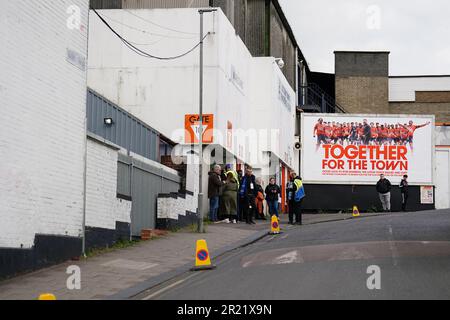 Fans und Stewards außerhalb des Stadions vor dem Halbfinale der Sky Bet Championship in der Kenilworth Road, Luton. Foto: Dienstag, 16. Mai 2023. Stockfoto