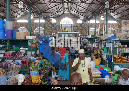 Händler und Kunden in einem geschäftigen Markt in Mombasa Stockfoto