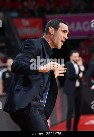 München, Deutschland. 16. Mai 2023. Basketball: Bundesliga, FC Bayern München - BG Göttingen, Meisterschaftsrunde, Viertelfinale, Spieltag 1, Audi Dome. Coach Roel Moors von BG Göttingen, Gesten an der Seitenlinie. Kredit: Angelika Warmuth/dpa/Alamy Live News Stockfoto