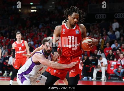 München, Deutschland. 16. Mai 2023. Basketball: Bundesliga, FC Bayern München - BG Göttingen, Meisterschaftsrunde, Viertelfinale, Spieltag 1, Audi Dome. Freddie Gillespie (r) von Bayern und Harper Kamp von Göttingen in Aktion. Kredit: Angelika Warmuth/dpa/Alamy Live News Stockfoto