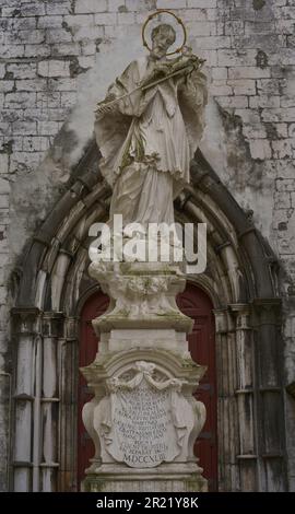 St. John Nepomuk (Nepomuk, 1340-Prag, 1393). Schutzpatron von Böhmen (Tschechische Republik). Statue des heiligen von Giovanni Antonio Bellini (1690-1755). Ursprünglich stand sie 1743 an der Ponte de Alcântara (Lissabon). Archäologisches Museum Von Carmo. Lissabon, Portugal. Stockfoto