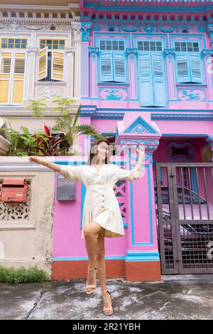 Joo Chiat, Singapur - 2. Februar 2023: Wunderschöne asiatische Frau vor dem farbenfrohen Peranakan-Haus. Stockfoto