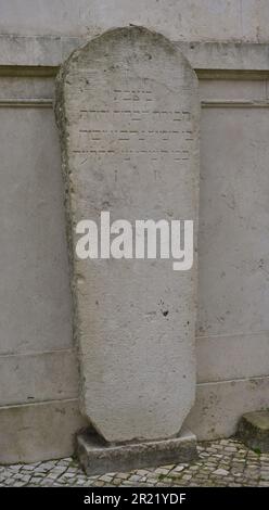 Grabstein von Yehudah Ben Rimok, 19. Jahrhundert. Von Seixal (Portugal). Archäologisches Museum Von Carmo. Lissabon, Portugal. Stockfoto