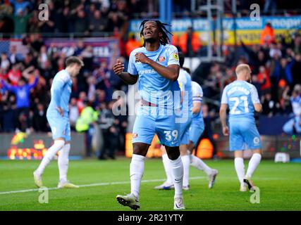 Pierre Ekwah von Sunderland reagiert, nachdem Gabriel Osho von Luton Town (nicht abgebildet) während des Halbfinalspiels der Sky Bet Championship in der Kenilworth Road, Luton, das erste Tor seiner Seite erzielt hat. Foto: Dienstag, 16. Mai 2023. Stockfoto