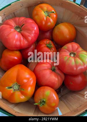 Rote Tomaten in einem Korb, Draufsicht Stockfoto