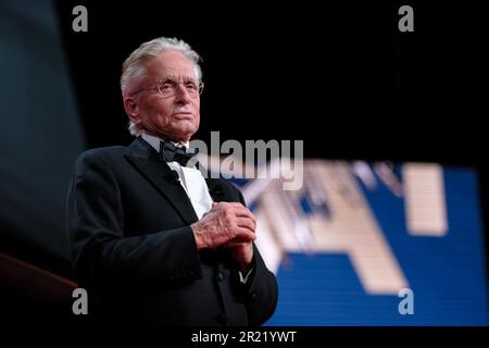 Cannes, Frankreich. 16. Mai 2023. Cannes, Fr. Mai 16 2023. Michael Douglas fotografierte bei der Eröffnungszeremonie während des Internationalen Filmfestivals 76. in Cannes im Palais des Festivals in Cannes, Frankreich Bild von Julie Edwards/Alamy Live News Stockfoto