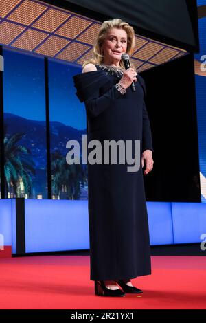 Cannes, Frankreich. 16. Mai 2023. Cannes, Fr. Mai 16 2023. Catherine Deneuve fotografierte bei der Eröffnungszeremonie während des Internationalen Filmfestivals 76. in Cannes im Palais des Festivals in Cannes, Frankreich Bild von Julie Edwards/Alamy Live News Stockfoto