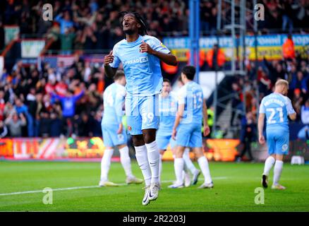 Pierre Ekwah von Sunderland reagiert, nachdem Gabriel Osho von Luton Town (nicht abgebildet) während des Halbfinalspiels der Sky Bet Championship in der Kenilworth Road, Luton, das erste Tor seiner Seite erzielt hat. Foto: Dienstag, 16. Mai 2023. Stockfoto