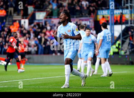 Pierre Ekwah von Sunderland reagiert, nachdem Gabriel Osho von Luton Town (nicht abgebildet) während des Halbfinalspiels der Sky Bet Championship in der Kenilworth Road, Luton, das erste Tor seiner Seite erzielt hat. Foto: Dienstag, 16. Mai 2023. Stockfoto