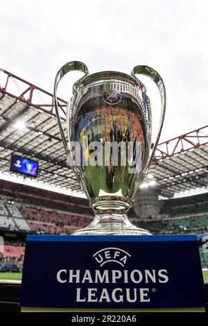 Mailand, Italien. 16. Mai 2023. Die Trophäe wird vor dem Fußballspiel der UEFA Champions League zwischen dem FC Internazionale und dem AC Mailand im Stadion San Siro in Mailand (Italien) am 16. 2023. Mai gezeigt. Kredit: Insidefoto di andrea staccioli/Alamy Live News Stockfoto