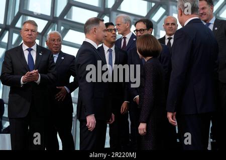 (Zweite Links nach rechts) Rumäniens Präsident Klaus Werner Ioannis, Portugals Premierminister Antonio Costa, Polens Präsident Andrej Duda, Premierminister Rishi Sunak und Norwegens Premierminister Jonas Gahr Store während eines Gruppenfotos während der Eröffnung des Gipfels des Europarates in Reykjavik, Island. Foto: Dienstag, 16. Mai 2023. Stockfoto