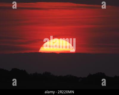 Sheerness, Kent, Großbritannien. 16. Mai 2023. Wetter im Vereinigten Königreich: Sonnenuntergang in Sheerness, Kent. Kredit: James Bell/Alamy Live News Stockfoto