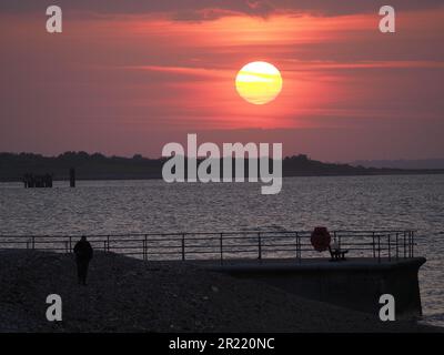 Sheerness, Kent, Großbritannien. 16. Mai 2023. Wetter im Vereinigten Königreich: Sonnenuntergang in Sheerness, Kent. Kredit: James Bell/Alamy Live News Stockfoto