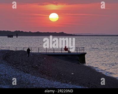 Sheerness, Kent, Großbritannien. 16. Mai 2023. Wetter im Vereinigten Königreich: Sonnenuntergang in Sheerness, Kent. Kredit: James Bell/Alamy Live News Stockfoto