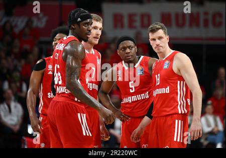 München, Deutschland. 16. Mai 2023. Basketball: Bundesliga, FC Bayern München - BG Göttingen, Meisterschaftsrunde, Viertelfinale, Spieltag 1, Audi Dome. Das Team vom FC Bayern diskutiert im Spiel. Kredit: Angelika Warmuth/dpa/Alamy Live News Stockfoto