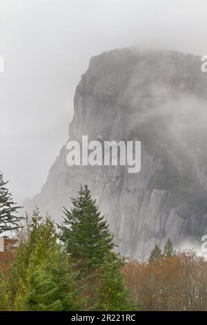 Malerischer Blick in der Nähe von Darrell Bay auf dem Sea to Sky Highway in British Columbia, Kanada Stockfoto