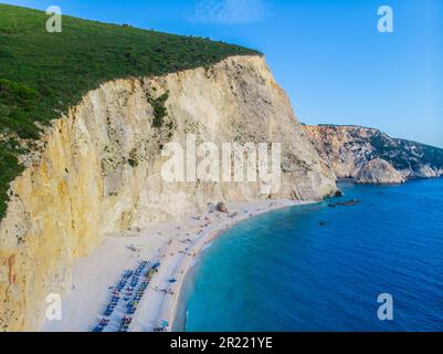 Griechenland. Die Insel Lefkas. Küste des Ionischen Meeres. Strand von Porto Katsiki. Beliebter Touristenort. Drohne. Luftaufnahme Stockfoto