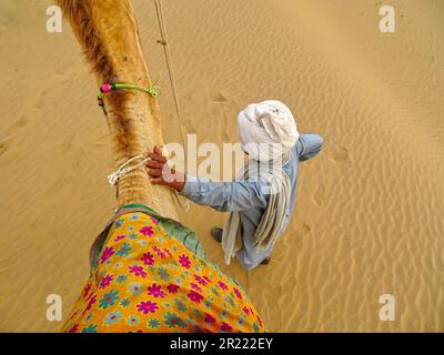 Blick von oben auf einen indianer mit Turban in der Wüste Stockfoto