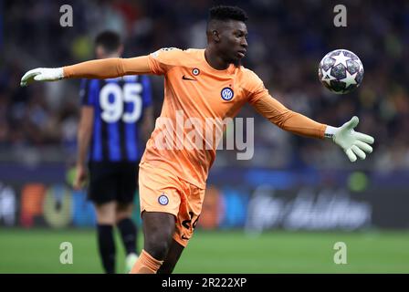 Mailand, Italien. 16. Mai 2023. Andre Onana vom FC Internazionale kontrolliert den Ball während des Halbfinalspiels der UEFA Champions League auf der zweiten Etappe zwischen dem FC Internazionale und dem AC Milan am 16. Mai 2023 im Stadio Giuseppe Meazza in Mailand Italien . Kredit: Marco Canoniero/Alamy Live News Stockfoto