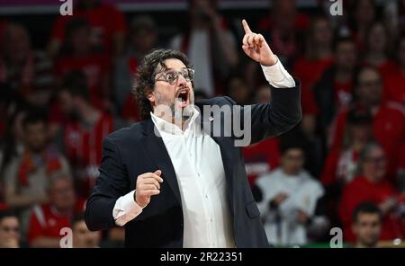 München, Deutschland. 16. Mai 2023. Basketball: Bundesliga, FC Bayern München - BG Göttingen, Meisterschaftsrunde, Viertelfinale, Spieltag 1, Audi Dome. Bayerns Coach Andrea Trinchieri macht Gesten an der Seitenlinie. Kredit: Angelika Warmuth/dpa/Alamy Live News Stockfoto